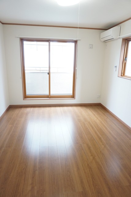 居室・リビング　★２面採光の洋室８帖です★