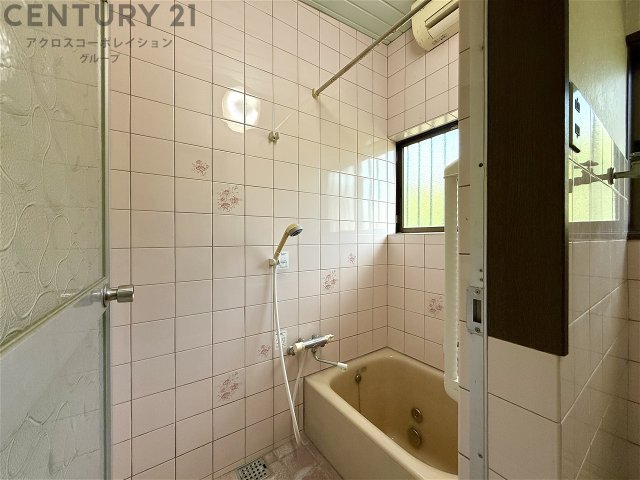 バス・シャワールーム　浴室内に窓があり換気も楽々♪