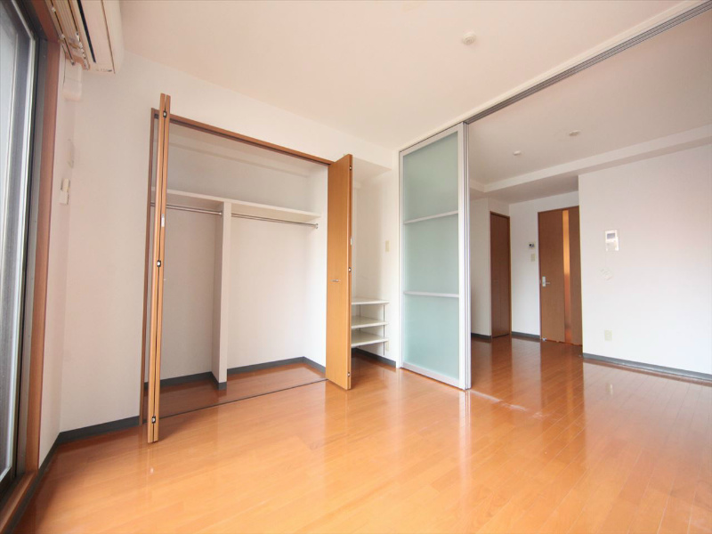 居室・リビング　洋室5.3帖　ＤＫ4.6帖　つなげても仕切っても使えます