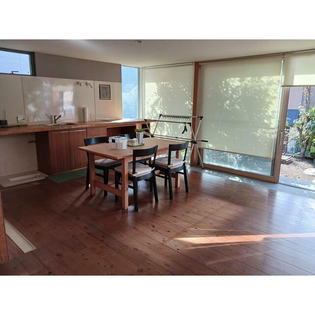 居室・リビング　建物全体に窓が多くダイニングも明るいです。