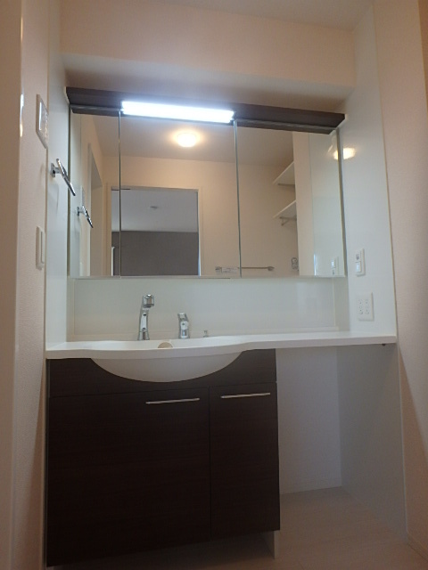 洗面設備　忙しい朝に嬉しい洗面台ですね。