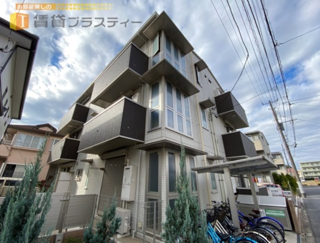 建物外観　ツートンカラーがオシャレで目を惹きます。