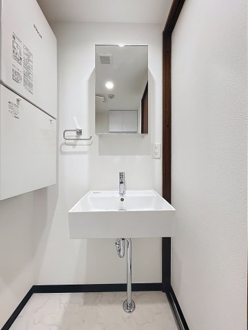 洗面設備　明るい洗面所です