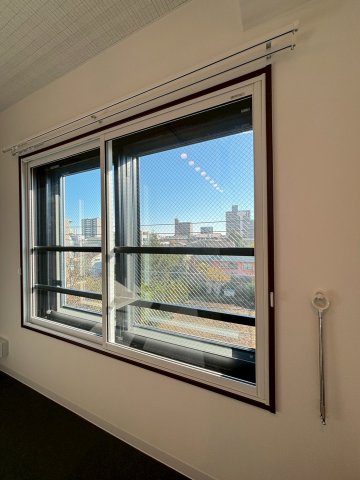 その他設備　3重サッシの窓です。防音対策はばっちりです