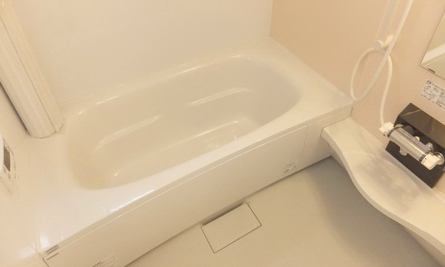 バス・シャワールーム　足を伸ばして入れる１坪サイズのバスルームです。