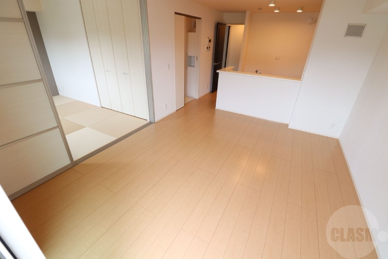 居室・リビング　１４．１帖の明るいリビングルーム