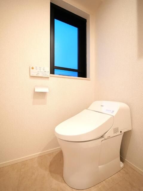 トイレ　落ち着いた色調のトイレです