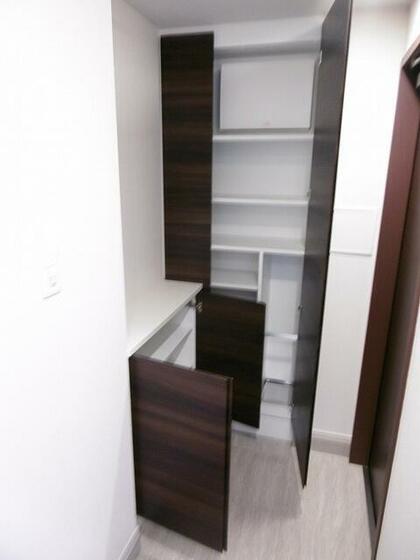 玄関　同物件別部屋写真