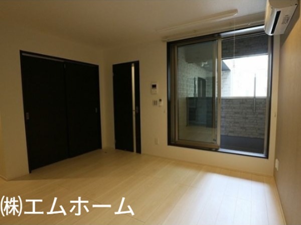 居室・リビング　LDK10.2帖　エアコン付　バルコニーに面しています