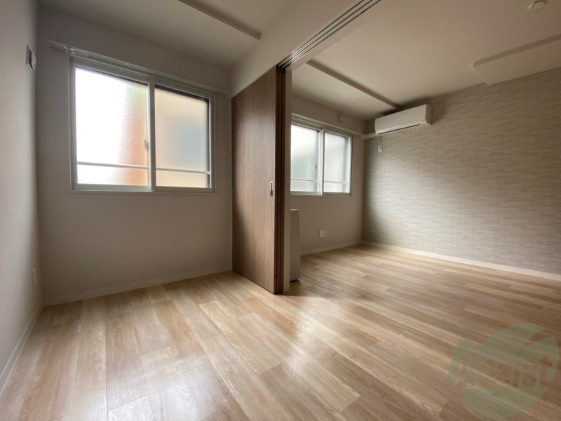 その他部屋・スペース　寝室はこちらです。光が差し込む、温かみのあるお部屋です。