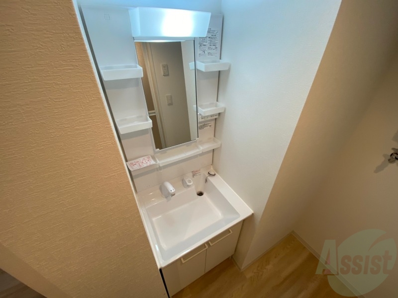 洗面設備　独立洗面台です。大きくてよいですね。シャンプーもできます。