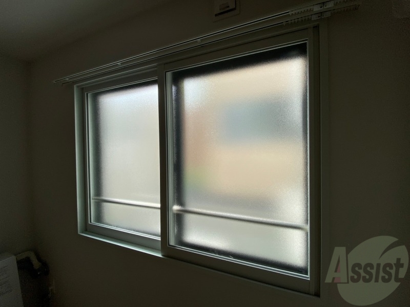 バルコニー　大きな窓がありますので風通しが良さそう。