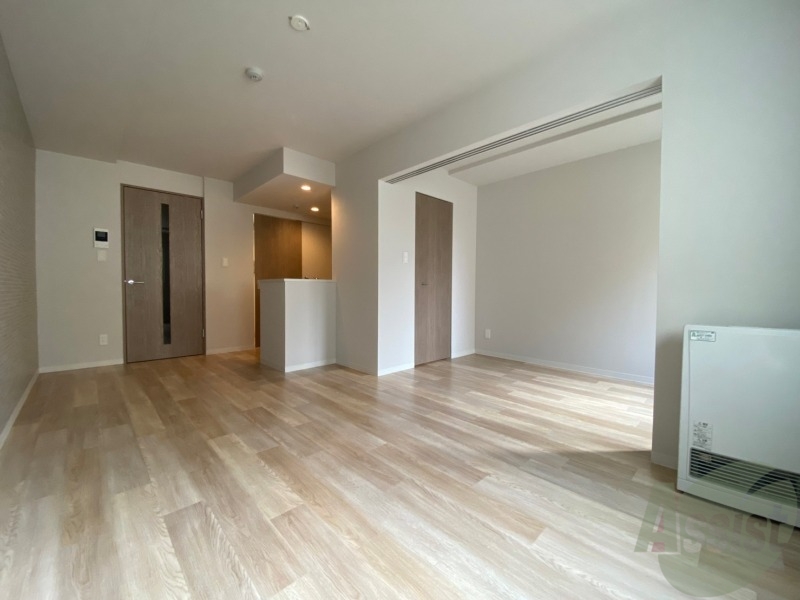 居室・リビング　フローリングや壁の色がお洒落な印象のリビングです。