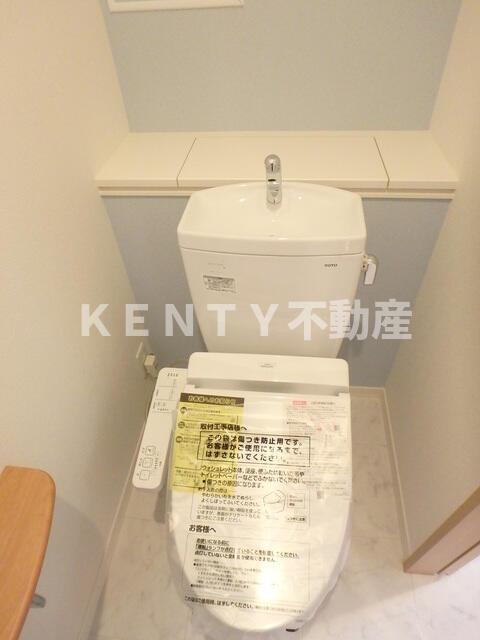 トイレ　落ち着いた色調のトイレです