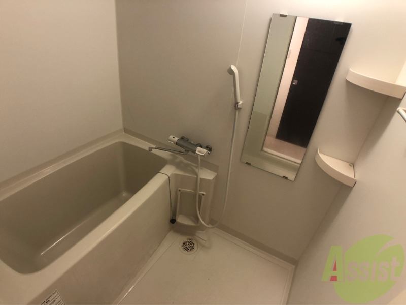 バス・シャワールーム　こちらはお風呂。一日の疲れをここで癒してください。