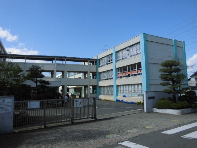 小学校　茅ヶ崎市立香川小学校（小学校）まで1061m