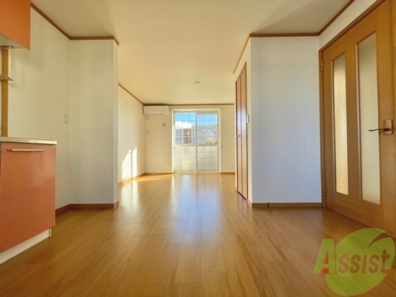 居室・リビング　１２．３帖のＬＤＫです。窓が大きいので日当たりもＧＯＯＤ！