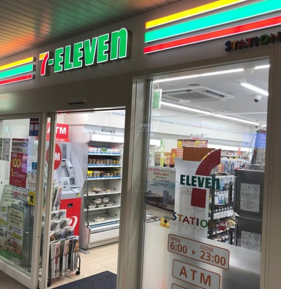 コンビニ　セブンイレブン 京急ST鶴見店（コンビニ）まで482m