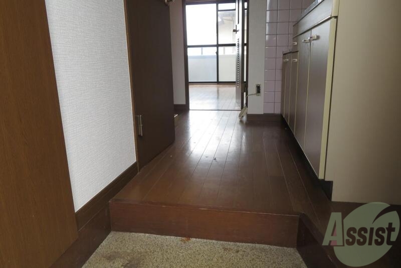 玄関　玄関からの一枚。全面フローリングで掃除もし易い。