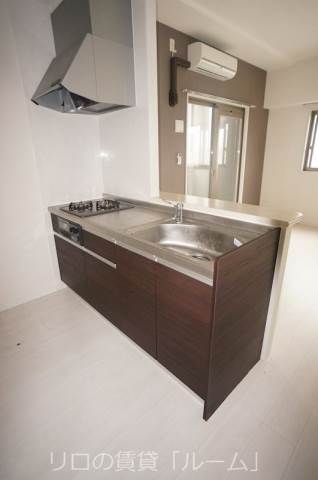 キッチン　流し台が大きいコンロ付きのキッチン