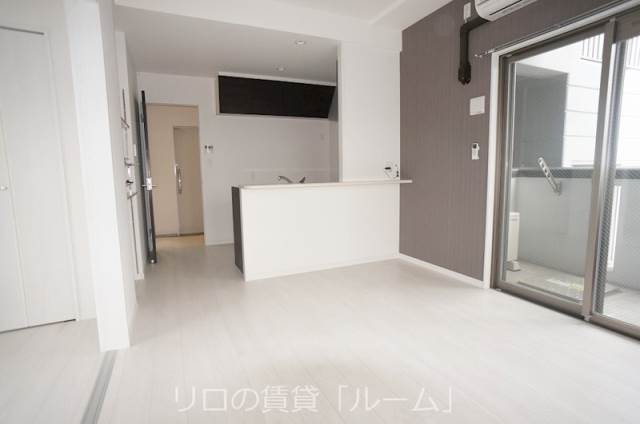 居室・リビング　白い木目のフローリングでとっても明るいリビング