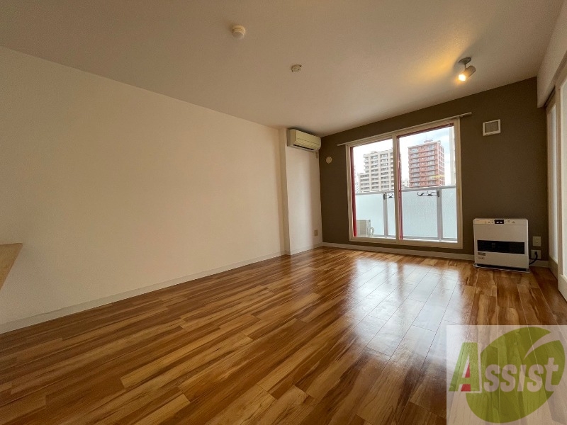 居室・リビング　白さが清潔感を出してくれます。お部屋も明るいですね。