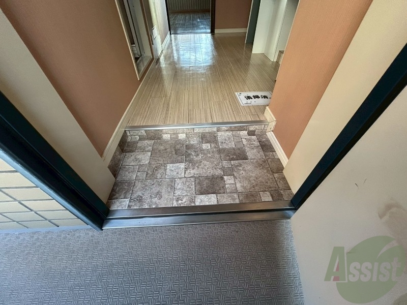 玄関　シンプルな玄関です。立ち回るのに十分なスペースがあります。