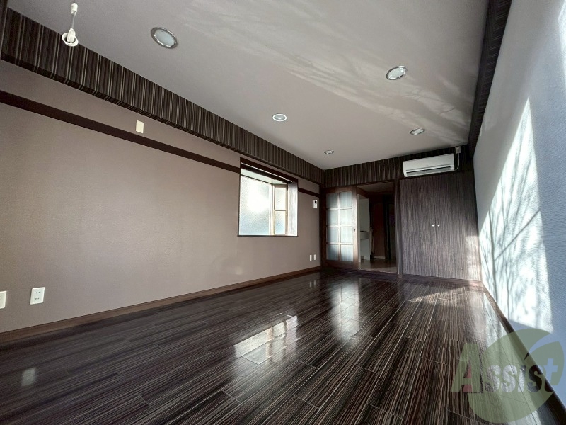 居室・リビング　広々としたリビング。明るく開放的な雰囲気のお部屋です。