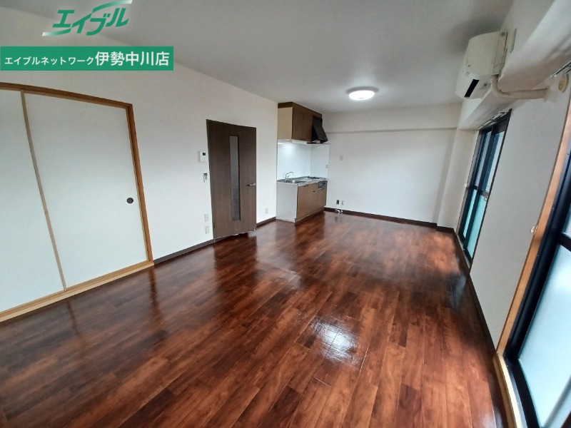 居室・リビング　同物件別室の写真です