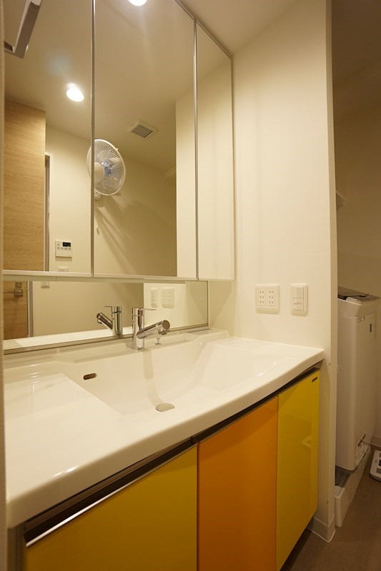 洗面設備　大きな鏡の洗面台