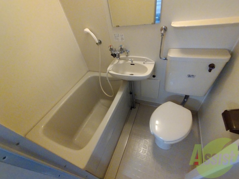 バス・シャワールーム　ユニットバスです。コンパクトなつくりになってます！