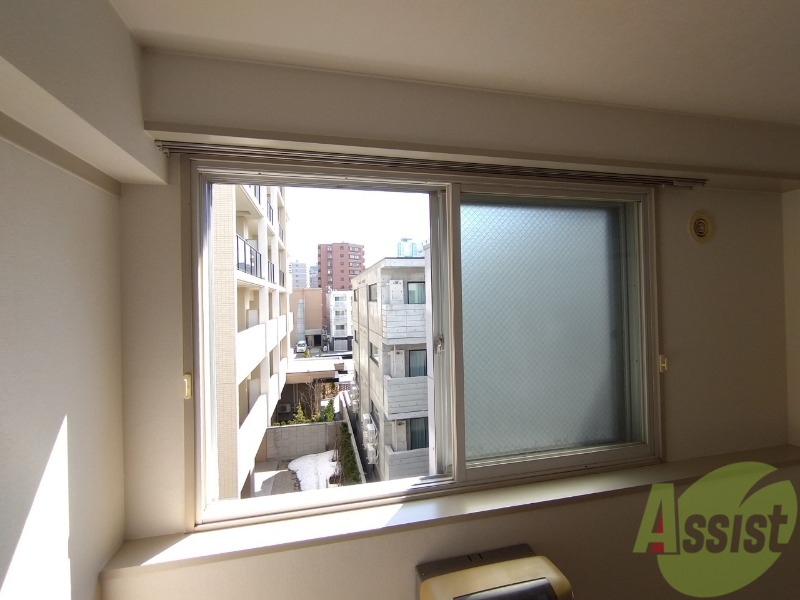 バルコニー　窓が沢山あると日がたっぷり入って気持ち良いですよね！