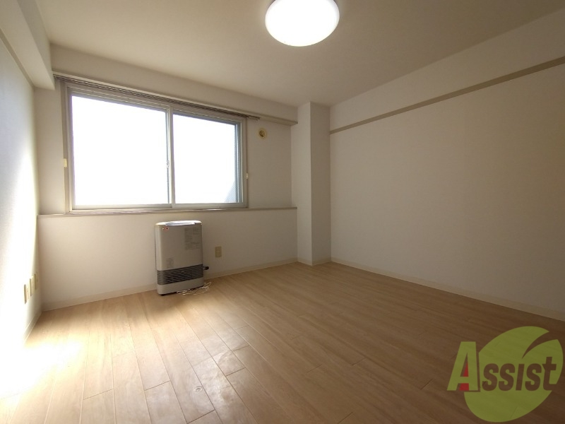 居室・リビング　リビングです。木目のフローリングが落ち着きますね。