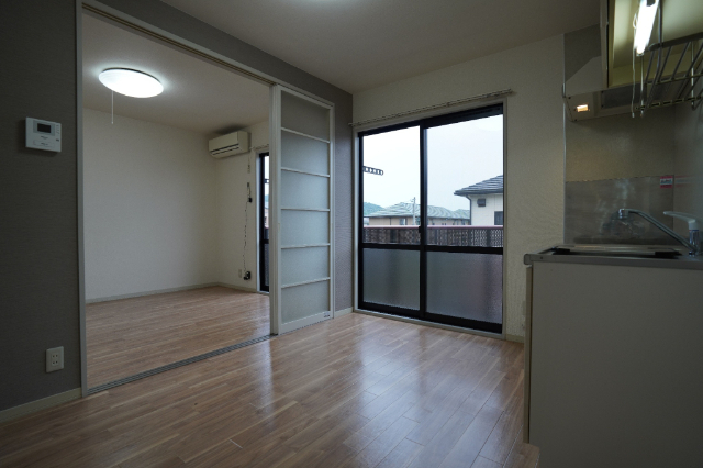 居室・リビング　同じ建物の別なお部屋