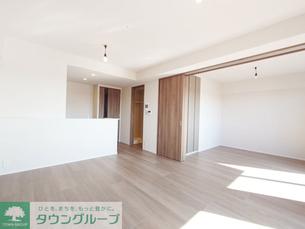 居室・リビング　※同建物の別部屋です。階数によって色合いが異なります。