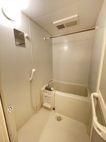 バス・シャワールーム　浴室乾燥機のあるお風呂です※別部屋写真