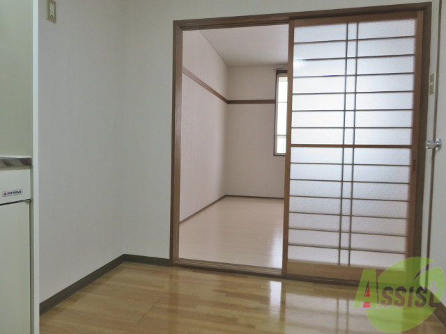 玄関　玄関を入るとすぐキッチンスペースになっております。