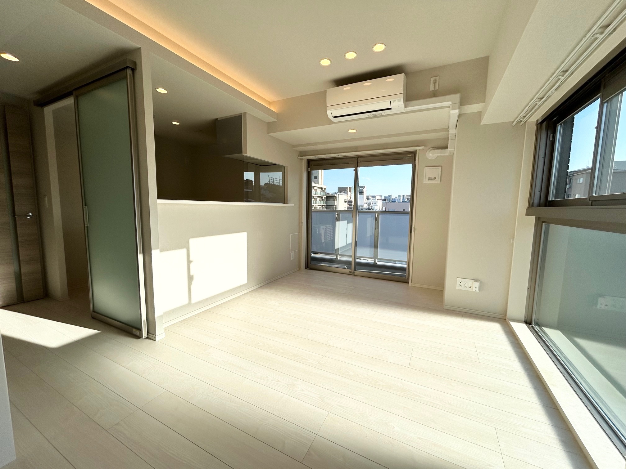 居室・リビング　明るいリビングです　エアコン付き