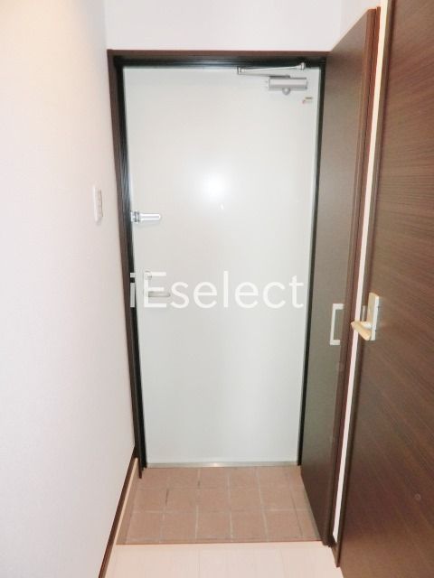 玄関　玄関にはトールタイプのシューズボックス。