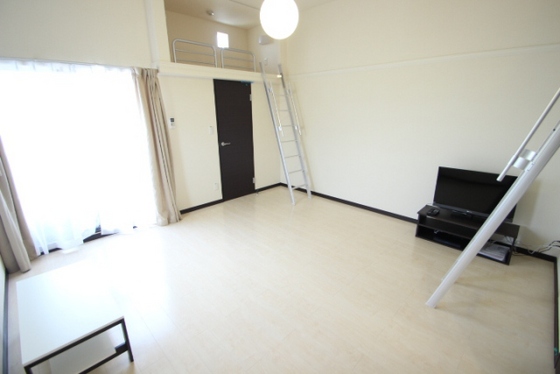 居室・リビング　※他号室の写真です