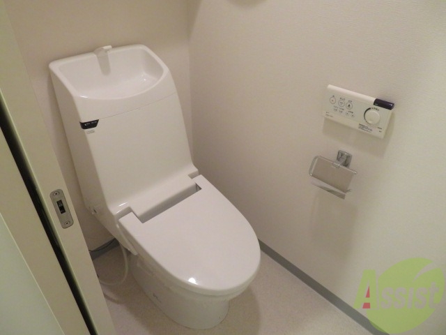 トイレ　温水洗浄便座なので快適に使用できそうですね。