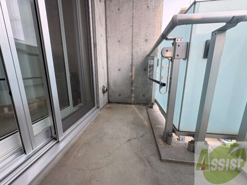 バルコニー　ＴＶモニター付インターホンです。来客者の顔が見えるので安心！