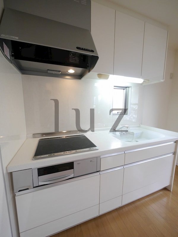 キッチン　IHクッキングヒーターの3口タイプです。