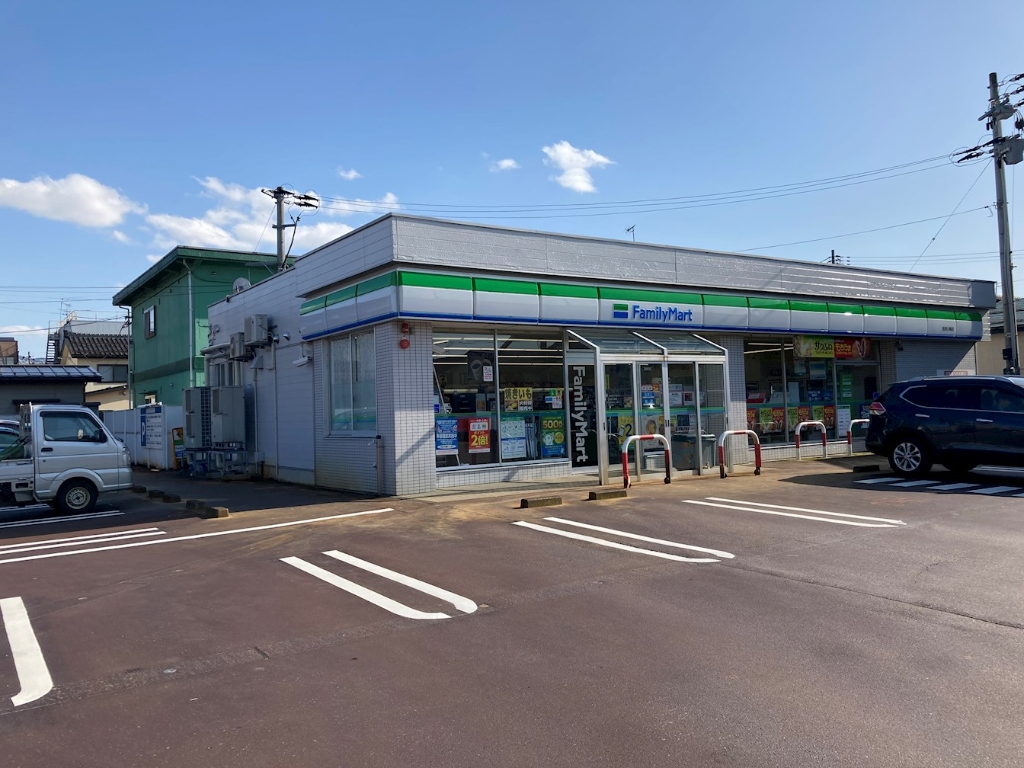 コンビニ　ファミリーマート 長岡川崎店（コンビニ）まで106m