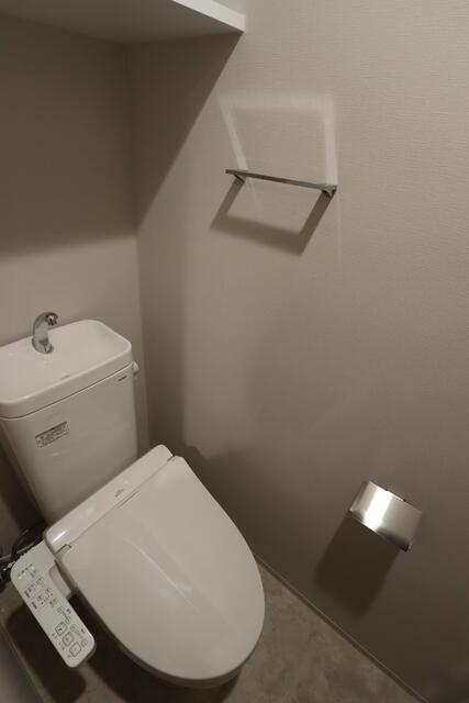 トイレ　同タイプ・別号室となります。?