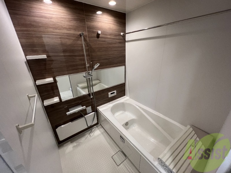 バス・シャワールーム　浴室になります。脚を伸ばせる一坪風呂になります。