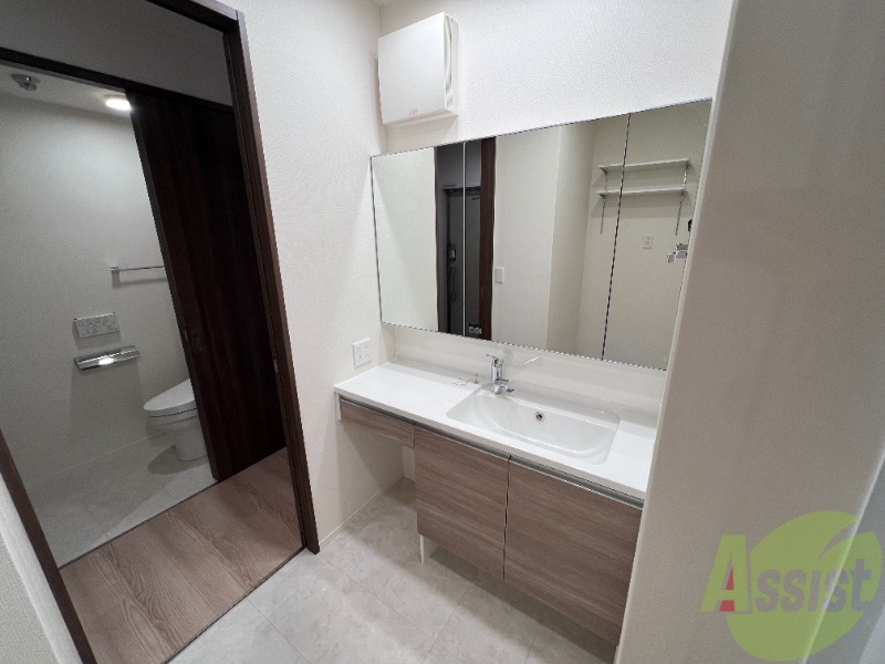 洗面設備　洗面台です。鏡が大きく手洗い場も広く使いやすそうです