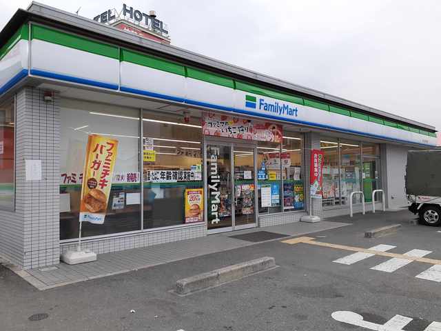 コンビニ　ファミリーマート様（コンビニ）まで491m