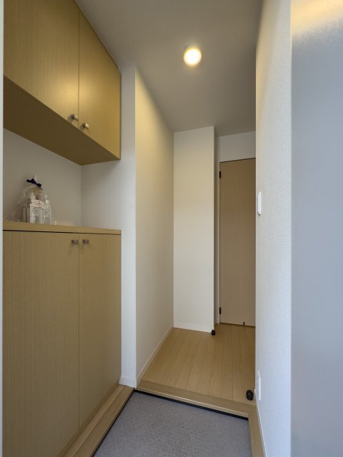 玄関　同物件別号室の写真です。