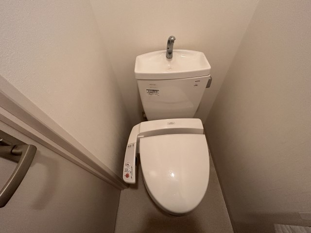 トイレ　別のお部屋の写真になります